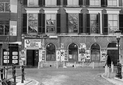 857394 Gezicht op het voormalige N.V.-huis (Oudegracht 245) te Utrecht, tijdens de verbouwing tot poppodium Tivoli.